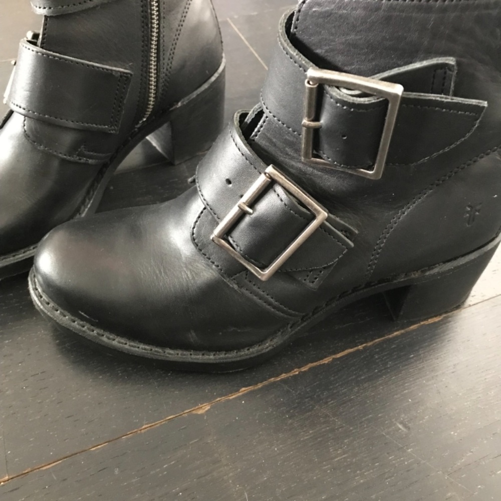 Price to sell ** Frye Sabrina Black Leather Ankle Moto Boot Size 9 Women’s - Picture 5 of 8